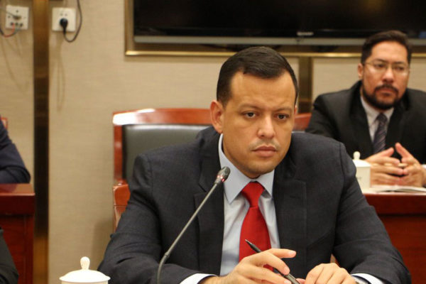 El exministro de Economía y Finanzas, Simón Zerpa, presuntamente cumplía un papel de espía para suministrar a EEUU información clave de Venezuela.