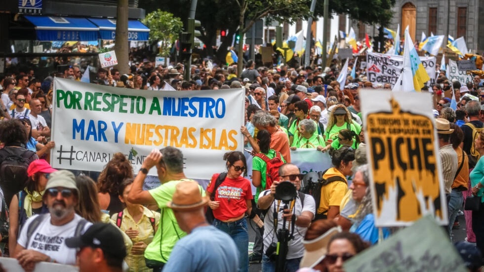 Miles de personas protestan para exigir cambios en el modelo de turismo de masas en la isla canaria de Tenerife