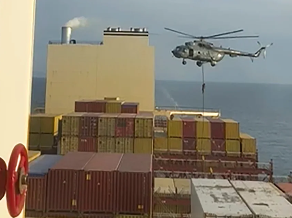 Un ataque con helicóptero contra un barco cerca del Estrecho de Ormuz el sábado 13 de abril.