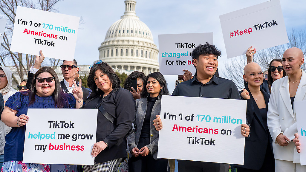 Protesta de usuarios de Tik Tok frente al Congreso de EEUU